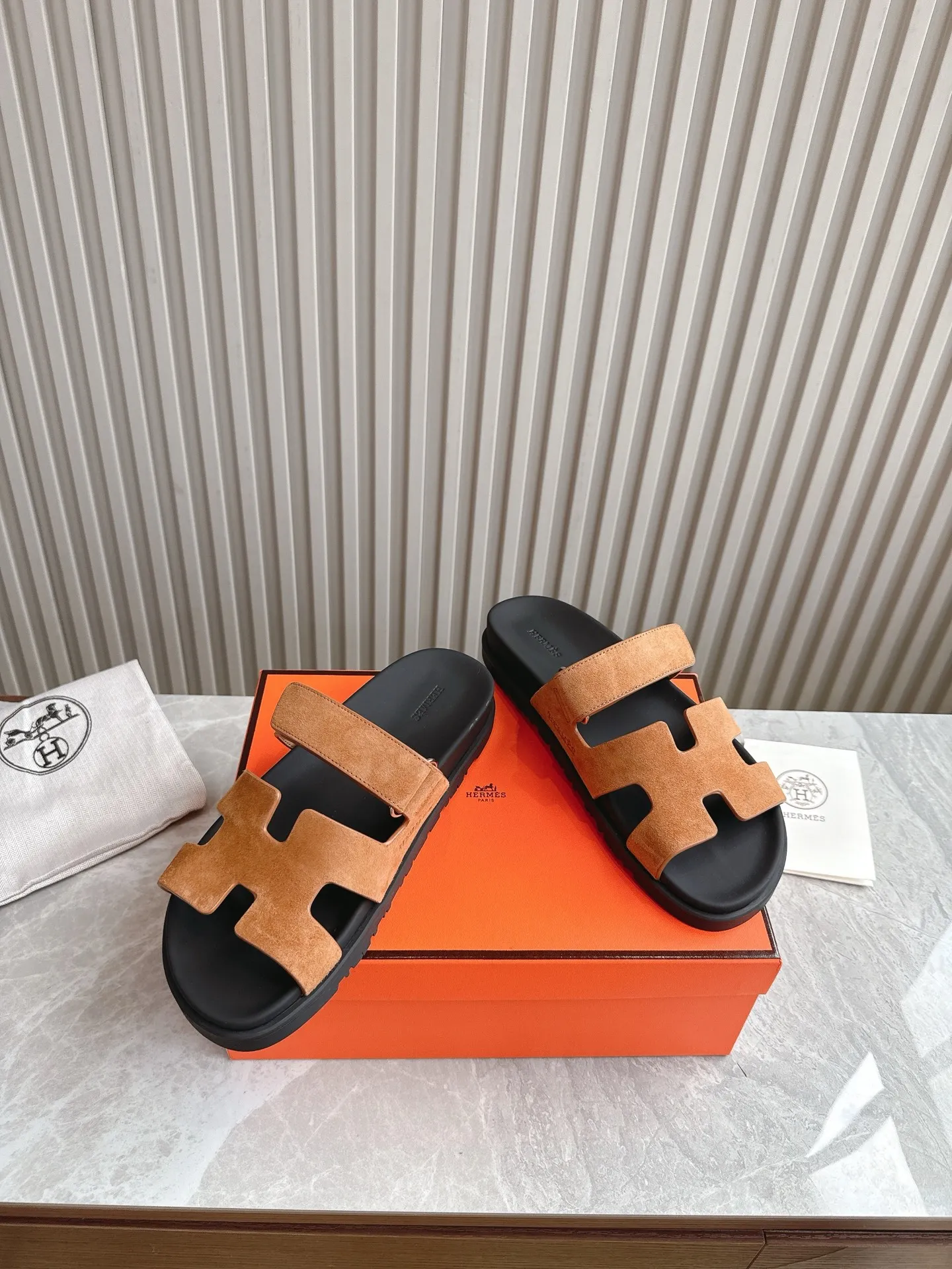 p480🐮🐮Couple model (top version) H family 2024 spring and summer new style HERMES Hermes' recently popular couple model pig nose angle sandals and slippers, paired with various colorful socks, popular. Upper: imported original deerskin (the genuine leather edging is not ordinary super migration). Lining: imported genuine leather. Outsole: Tpu non-slip and wear-resistant outsole. Size: Female 35-42 (40/42 non-returnable and non-exchangeable) Male size: 39-45 (45 non-refundable and non-exchangeable)